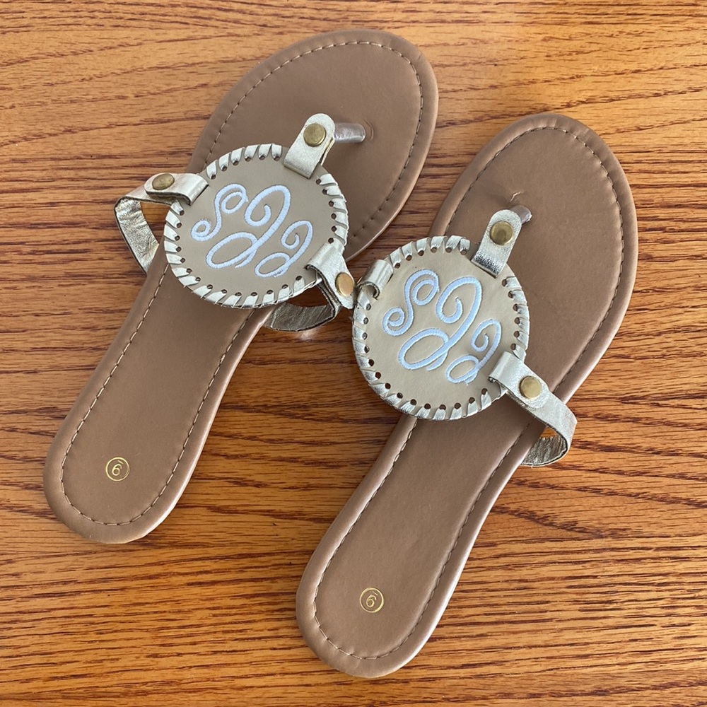 Medallion Flip Flops Gold Size 9